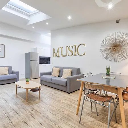 Appartamento Experience Urban Life In The 10th Arrondissement Parigi