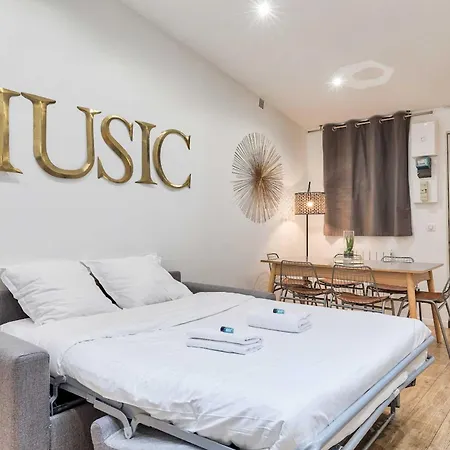 Experience Urban Life In The 10th Arrondissement Appartamento Parigi